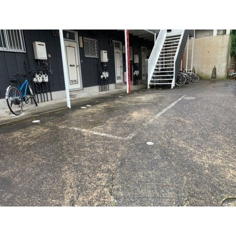 レピュート高岡Bの駐車場