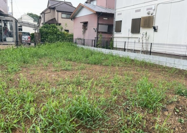 【冷暖房・空調設備】 | 基礎パッキング工法とは、床下の換気確保のため基礎と土台の間に緩衝材を挟み込む工法です。土台の下に数十センチの間隔で設置されるため、全体的な隙間が生まれます。床下換気口に比べて高い通気性が確保されます。