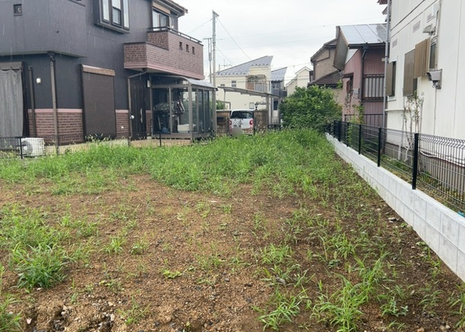 【外観】 | 現地に行くなら、物件の周囲の地形がどうなっているかを見ることも大切です。周辺より低くなっている土地では、大雨などで水が集まりやすいため、地盤が弱くなっているということも考えられるため、注意が必要です。