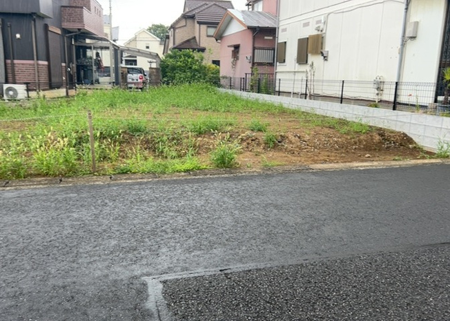 【前面道路含む現地写真】 | 道幅が広い場所は日当たりや風通が良好です。幅が広いのですれ違いも可能ですし大きな車でも駐車可能！一方で、大型車が通ることも多くなるため交通量の増加により騒音に繋がります。また土地の値段が高くなります。