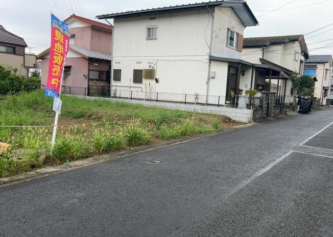 【前面道路含む現地写真】 | 住宅用の土地では前面道路に2m以上接していなければならないと法律で定められています。しかし、お持ちの車のサイズやライフスタイルなどにより、2mでは利便が悪い場合もございますので、事前に確認しましょう。