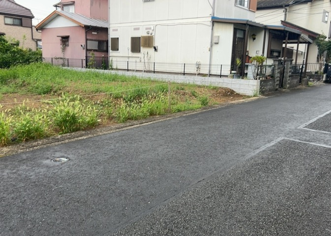 【前面道路含む現地写真】 | お持ちの車種によっては前面道路が広い方が便利でしょう。しかし、前面道路が広ければその分交通量が多くなるため、騒音などが気になる場合があります。実際に現地を見学し、周辺交通量や騒音などを確認しましょう！