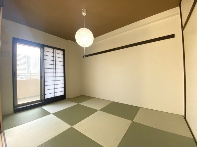 コスモひばりが丘ザ・ガーデンズフォートブリリアントヒルの子供部屋|和室6帖　間取り図左下の部屋
心和む和室空間。畳の香りとぬくもりに包まれてホッとリラックスできます。客間としてはもちろん、小さなお子様の遊び場や家事スペース、ごろ寝スペースとしても大変重宝する一室です