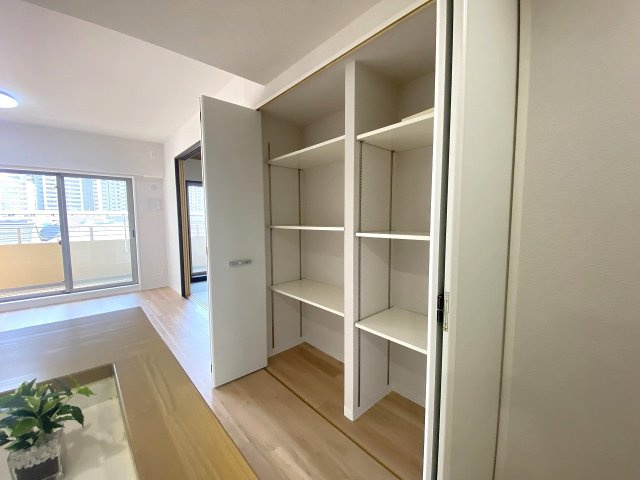 コスモひばりが丘ザ・ガーデンズフォートブリリアントヒルの収納|収納
お部屋の各所にバランスよく配された充実の収納スペース。用途に合わせて物を整理整頓しやすく、居住空間を最大限に広く活用できるため、生活感を出さずに快適に暮らせます。