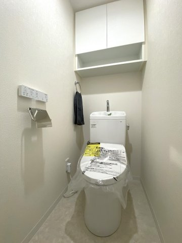 コスモひばりが丘ザ・ガーデンズフォートブリリアントヒルのトイレ|トイレ新規交換
新規交換済みの清潔感あふれる快適なトイレ空間です。温水洗浄便座などの便利な機能を備えており、日常のお手入れもラクラク。プライベートな時間を快適に過ごせる空間です。