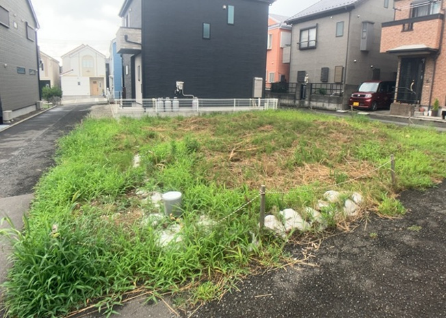 【外観】 | 土地の形が極端に長細かったり、狭小地、あるいは道路との高低差がある傾斜地だった場合、後々売ろうとしても買い手がつかない場合もあります。後々、売却することになった時に価値の下がらない土地を選びましょう。
