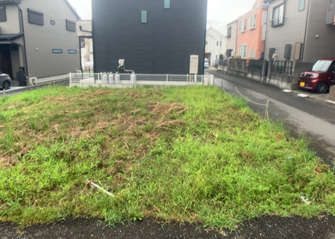 【外観】 | 家を建てる場合、方位は要チェックです。現実的に日当たりのよい家ならばリビングは南側、建築基準法でも北側に当たる家への配慮は求められています。土地を見学に行く際は、方位磁針を持って行くようにしましょう。