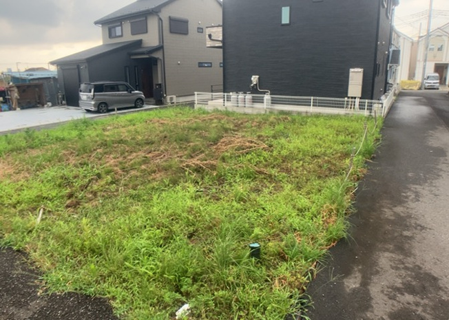 【外観】 | 土地を買う際、住む地域の自治体や福祉の補助制度にも注目してみましょう。子供や老人の医療補助やゴミ出しのルールなど、自治体によってルールに大きな違いがあるため、暮らしやすい土地で判断するとよいでしょう。