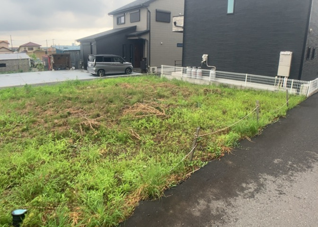 【外観】 | 土地の前の道路に消火栓が設置されていることがあります。この場合、道路交通法第45条第1項により、駐車禁止の場所が指定されています。そのため、車庫などの駐車スペースをつくることができない場合があります。