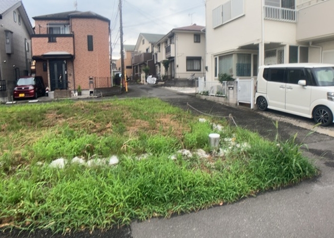 【外観】 | 現地に行くなら、物件の周囲の地形がどうなっているかを見ることも大切です。周辺より低くなっている土地では、大雨などで水が集まりやすいため、地盤が弱くなっているということも考えられるため、注意が必要です。