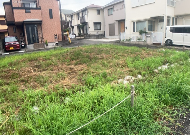 【外観】 | 隣家の土地はどうなっているのか、生活利便施設が近くにあるのか、学校まで近いかなど、お客様のライフスタイルにあわせたイメージが重要です。また、近くにあると困る施設が近くにないかも確認するといいでしょう。
