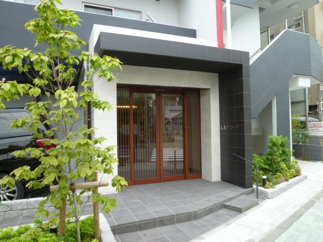 LAPiS今戸のエントランス