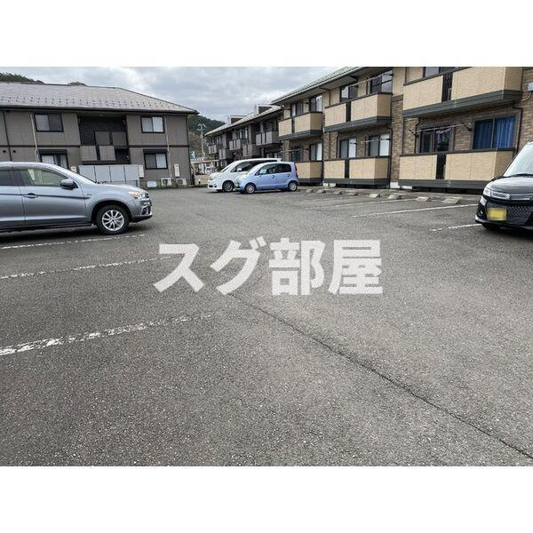 ラフィネ・スターブルの駐車場