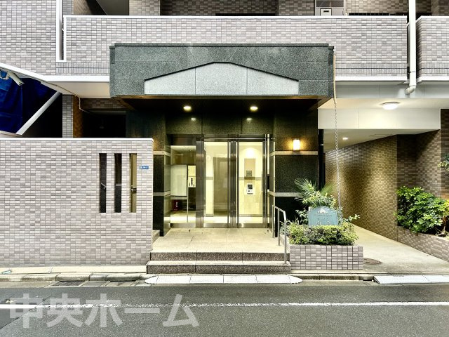 ベルメゾン向島のエントランス|【エントランス】マンションのエントランスは、その物件の印象を決める、顔とも言える場所です。毎日通る場所ですからきれいなのが一番です。エントランス内はオートロックですので暮らしの安全も確保されています。