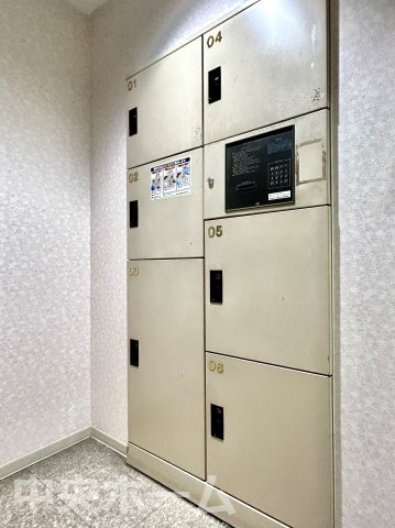 ベルメゾン向島の設備|【宅配ボックス】在宅時・不在時に関わらず、居住者の代わりに非対面で宅配物を受け取ってくれる便利な設備です。わかりやすくご説明致しますので見学時にはお部屋だけではなく共用部分もぜひチェックしてください。