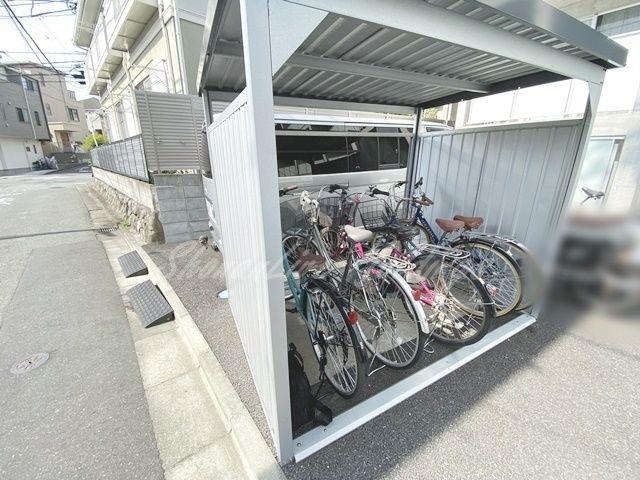 藤沢市朝日町の賃貸マンションのその他共用部分|整備された駐車場♪