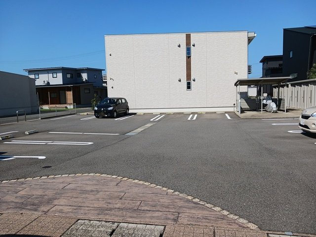 メゾン　ルタンの駐車場