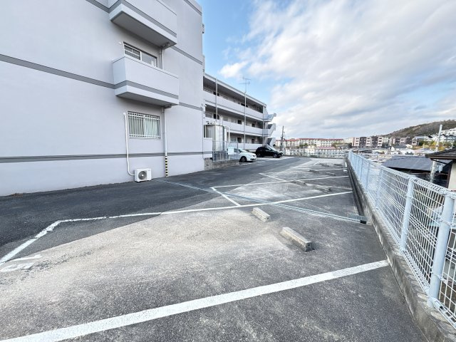 生駒市辻町の賃貸マンションの駐車場