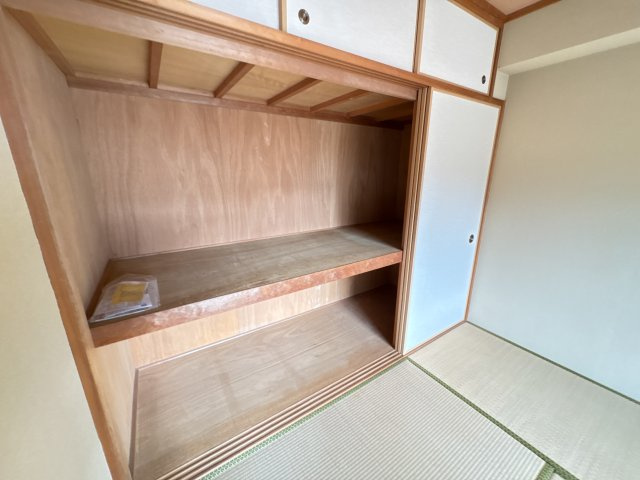 生駒市辻町の賃貸マンションの収納