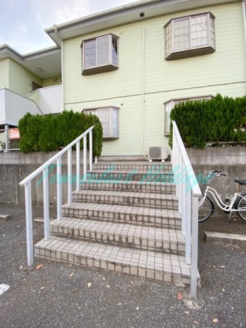 藤沢市湘南台７丁目のアパートのエントランス