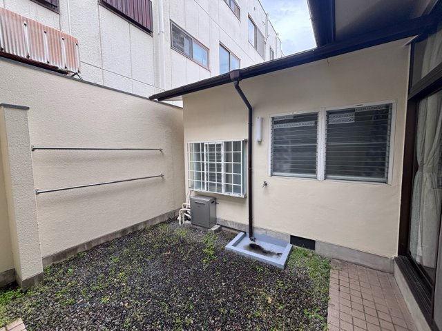 三条商店街・店舗事務所の庭