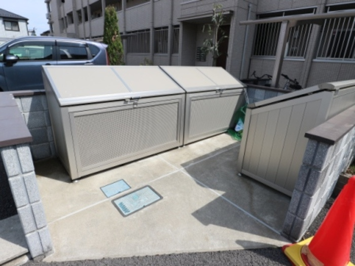ハピネスストームのエントランス|敷地内ゴミ置場です