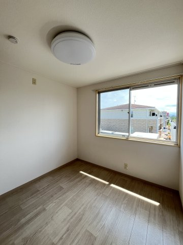 ハイツ松本の洋室
