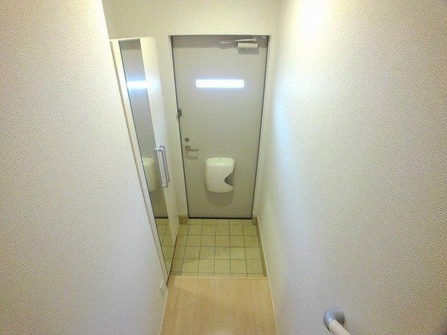 【玄関】 | プリムローズ本城　Ｂ | 収納もある玄関です