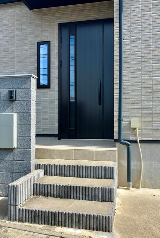 西町戸建のエントランス|ゆとりのあるエントランスです
