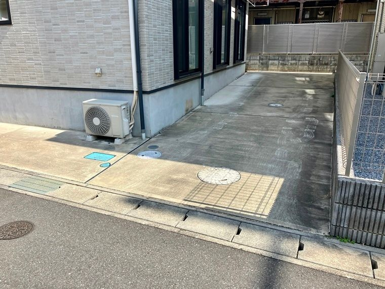 西町戸建の駐車場|駐車場に車を止められます