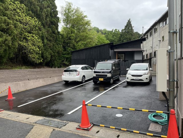日野野色町貸事務所の駐車場