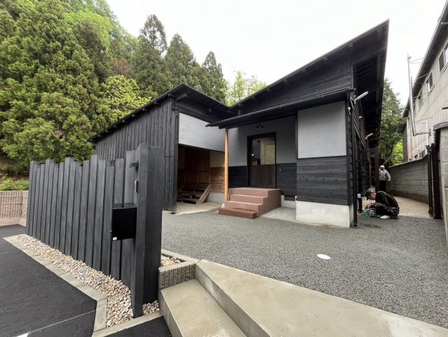 日野野色町貸事務所のエントランス