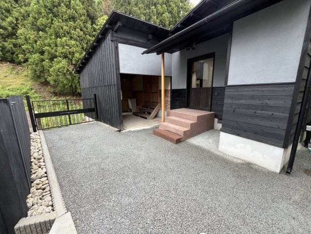 日野野色町貸事務所の庭