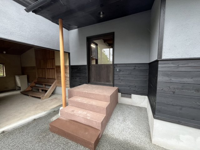 日野野色町貸事務所のエントランス