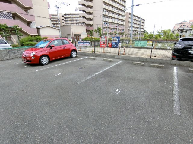アンプルール茨木の駐車場