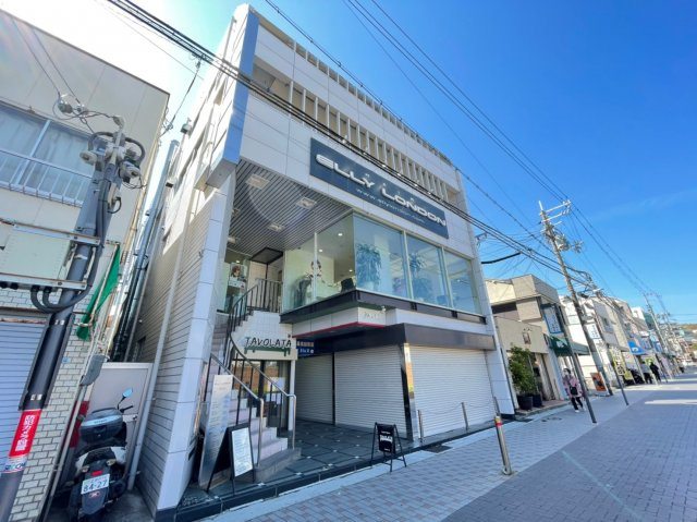 M&Cビルの外観