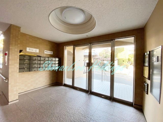 藤沢市円行２丁目の賃貸マンションのエントランス