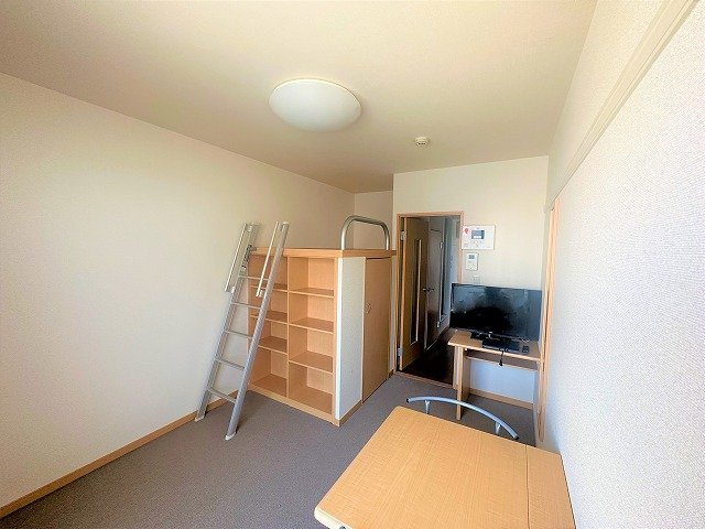 レオパレスエクセルハイムⅡの居間・リビング|2階のお部屋です。（カーペット）