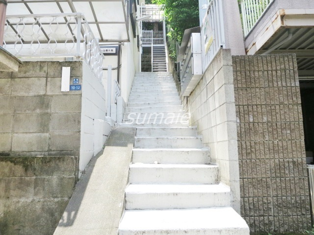 サンエール東十条のエントランス|エントランス階段になっております！！