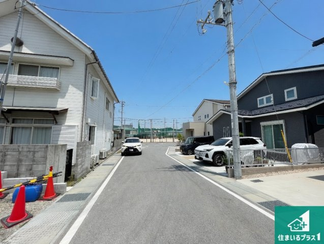 ★彦根市芹町　第1期　新築一戸建ての前面道路含む現地写真|周辺は落ち着いた街並みの住宅地！子育てがしやすい住環境です！まだ未完成ですが、現地でしかわからない事もございます。是非一度ご覧ください。