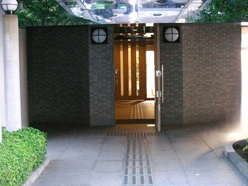 ラシュレ三鷹のエントランス|エントランス別角度　※前回募集時2011年11月の写真
