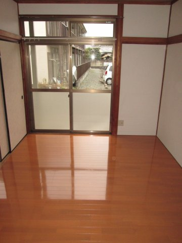 コーポ戸井田の洋室|明るい洋室です