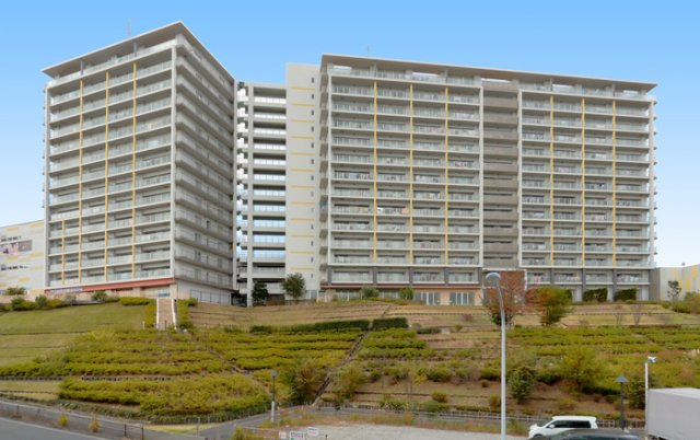 若葉台駅徒歩１分　2009年築の大型マンション