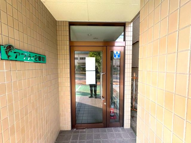 アプティ２番館のエントランス