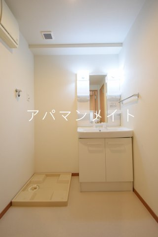【設備】 | フローラ東戸塚 | 室内洗濯機置場です