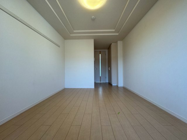 稲城市百村のアパートの居間・リビング