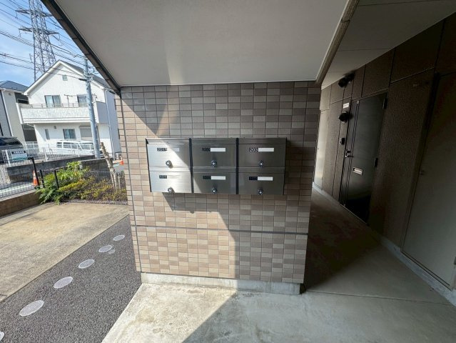 稲城市百村のアパートのエントランス