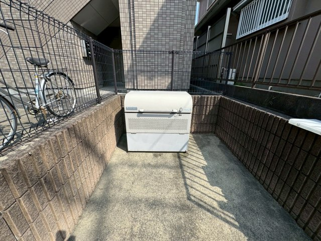 稲城市百村のアパートの庭