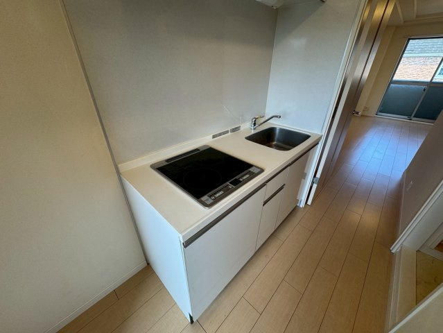 稲城市百村のアパートのキッチン
