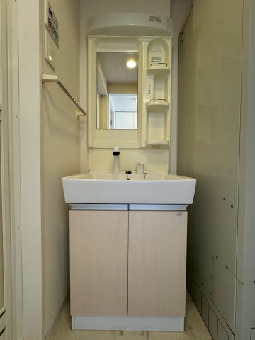 稲城市百村のアパートの洗面所